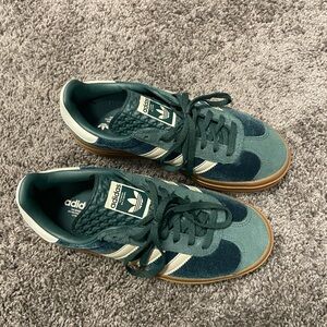 Velvet green adidas’s gazelle
Never been worn